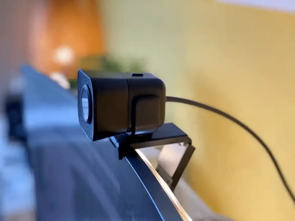 How to connect a webcam to a curved monitor